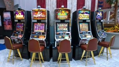 big slot mobile app interface showing live-dealer tables and sportsbook markets